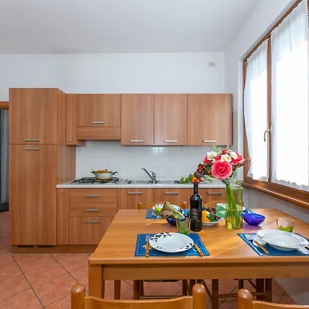 Garibaldi View Apartament *